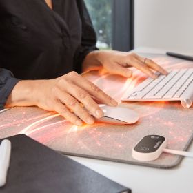 Mise en situation, zoom sur l'utilisation du Heating Desk Pad, sous-main chauffant